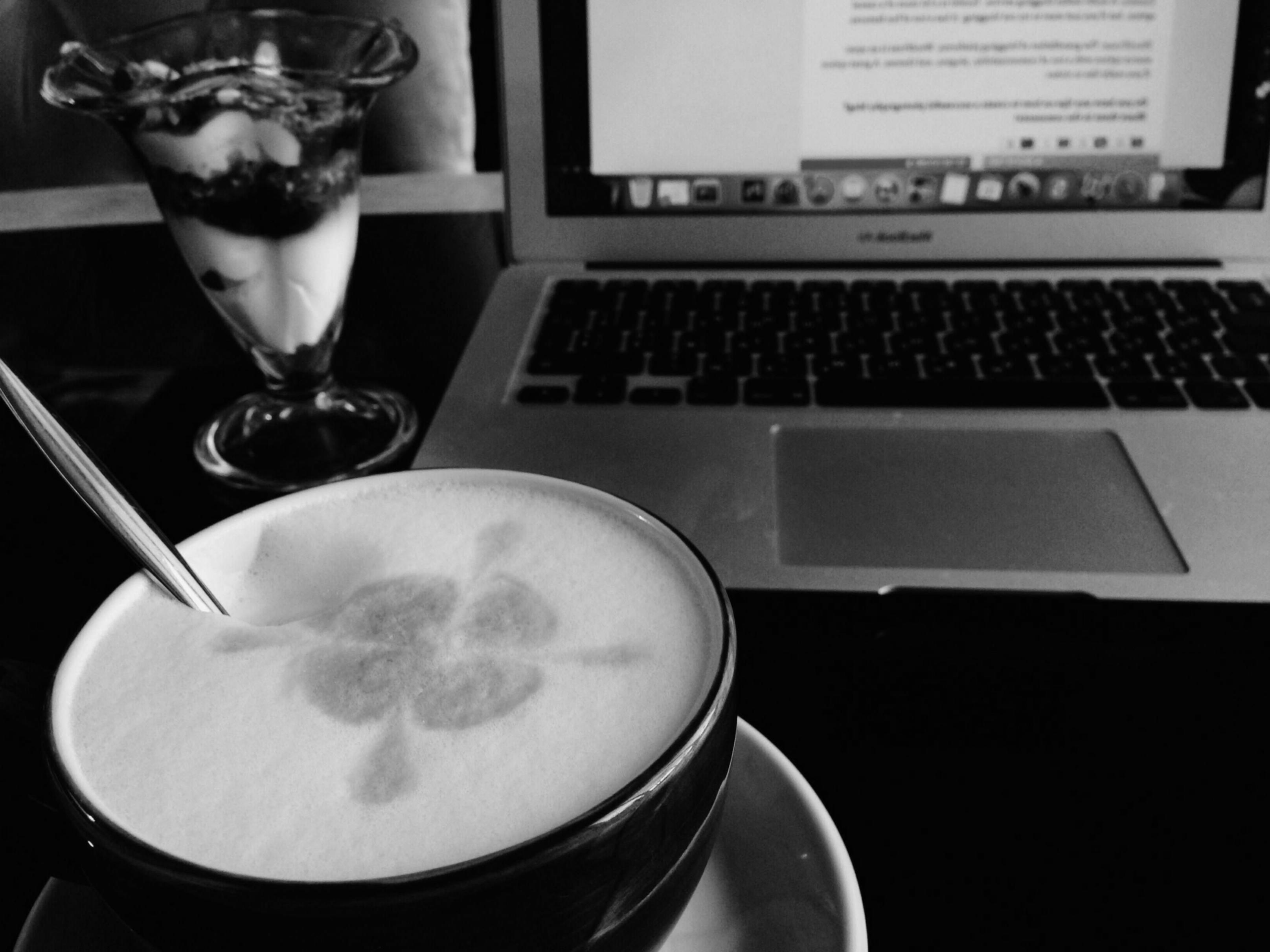 Analiză financiară detaliată cu documentație și rapoarte de costuri pe birou